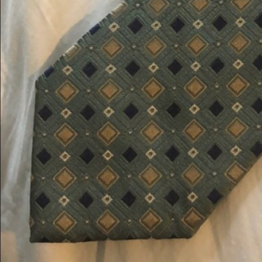 Club Room men’s tie in green, blue, gold. 100% silk.